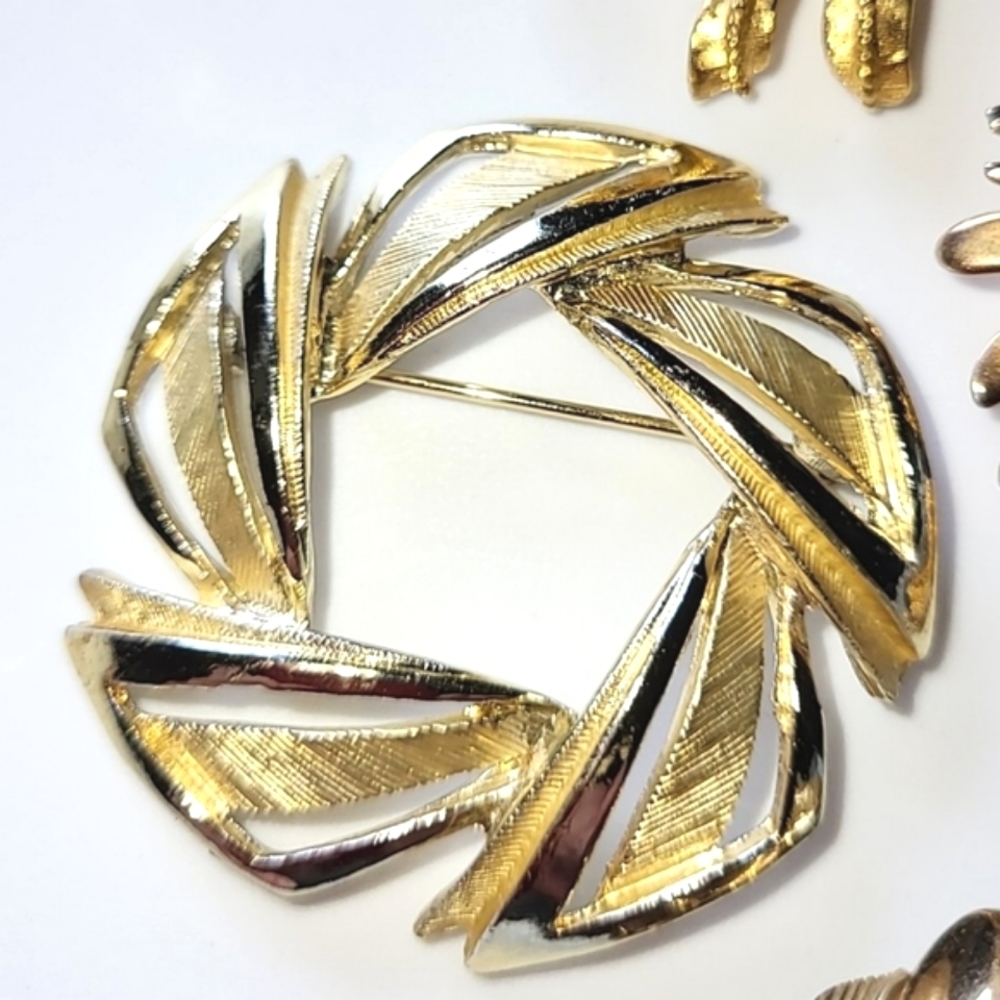 MONET, KRAMER, PAKULA VINTAGE DESIGNER SIGNED 4 BROOCH LOT - ALL GOLDTONE - Picture 3 of 10